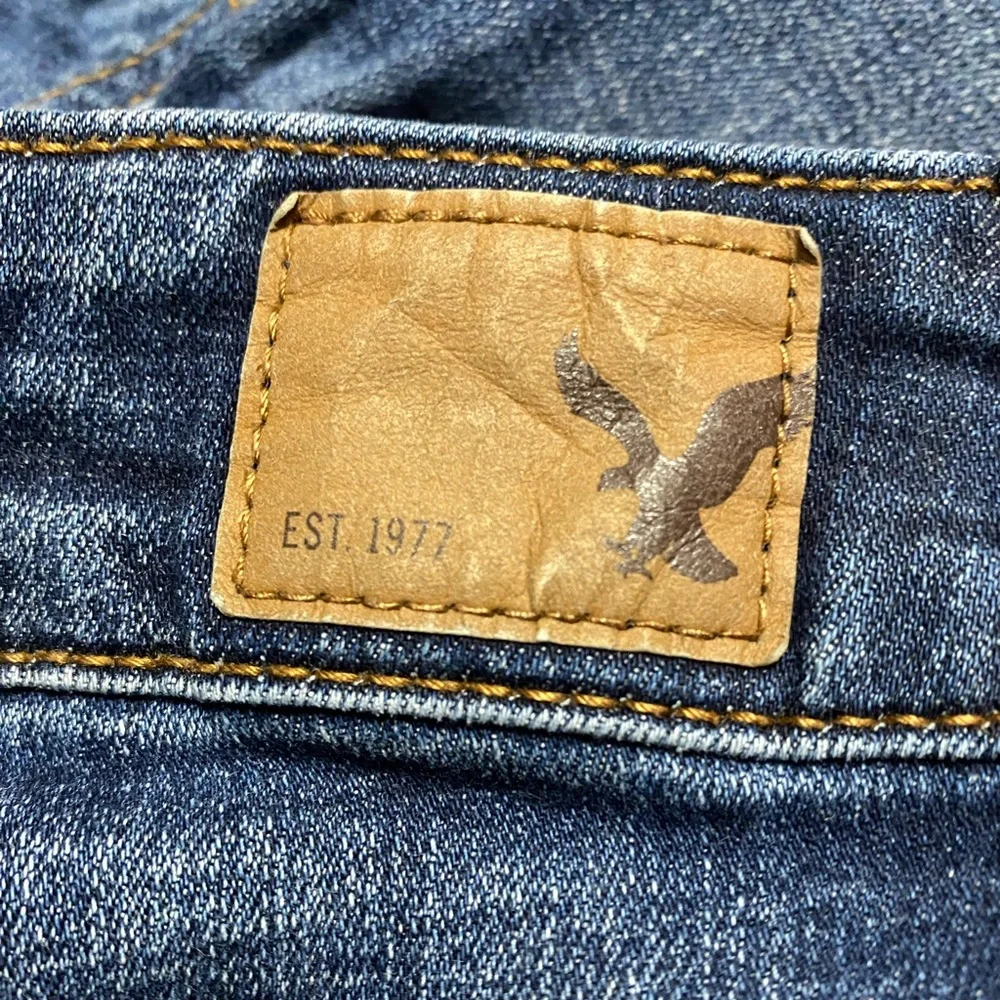 American Eagle Shortie Jean Shorts Women’s 4 Blue Denim Raw Hem Casual Low Rise